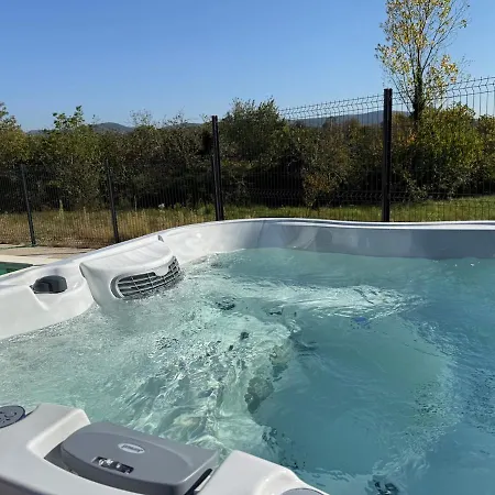 Maison Neuve Jacuzzi Et Piscine De Gamme